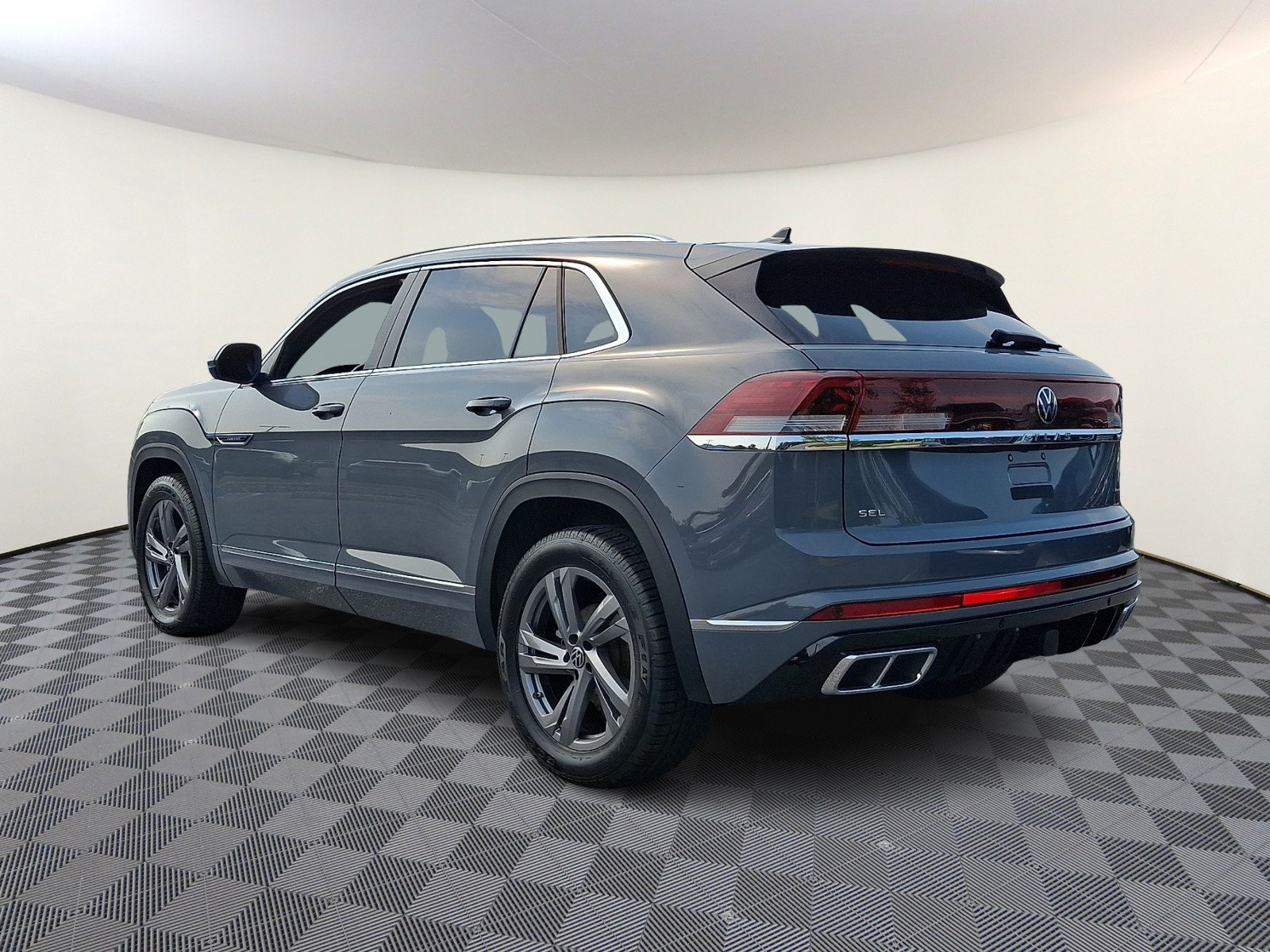 Used 2024 Volkswagen Atlas Cross Sport SEL R-Line AWD/4WD image 2