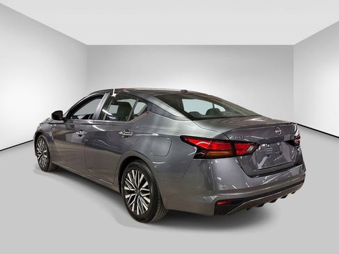 Used 2025 Nissan Altima 2.5 SV image 3