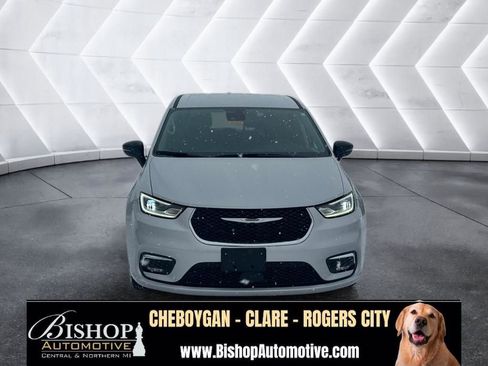 Used 2024 Chrysler Pacifica Touring-L FWD image 22
