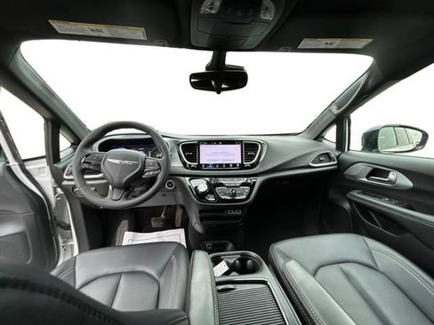 Used 2024 Chrysler Pacifica Touring-L w/ S Appearance Package AWD/4WD image 22