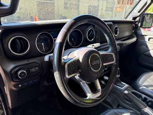 Used 2022 Jeep Wrangler Unlimited Rubicon 4xe AWD/4WD image 16