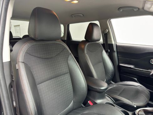 Used 2018 Kia Soul ! w/ Tech Package FWD image 32