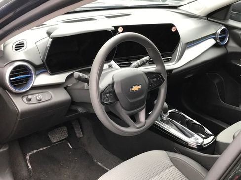 Certified 2025 Chevrolet Trax LT FWD image 7