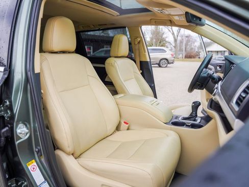 Used 2019 Toyota Highlander XLE w/ Carpet Mat Package (TMS) image 36