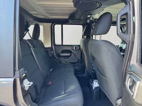 Used 2018 Jeep Wrangler Unlimited Sport S image 13