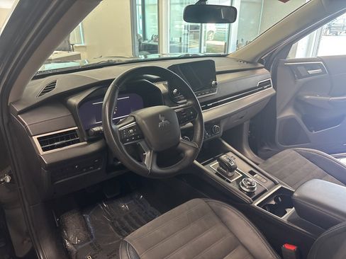 Used 2023 Mitsubishi Outlander SE image 15