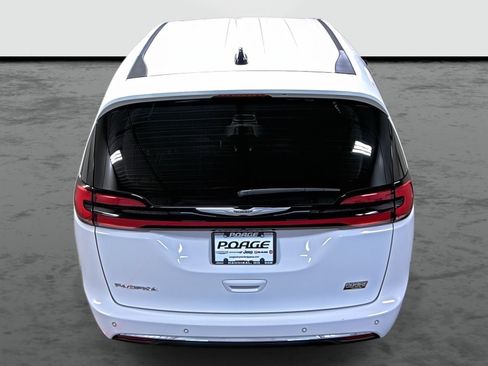 Used 2024 Chrysler Pacifica Touring-L w/ Uconnect Theater Family Group FWD image 3