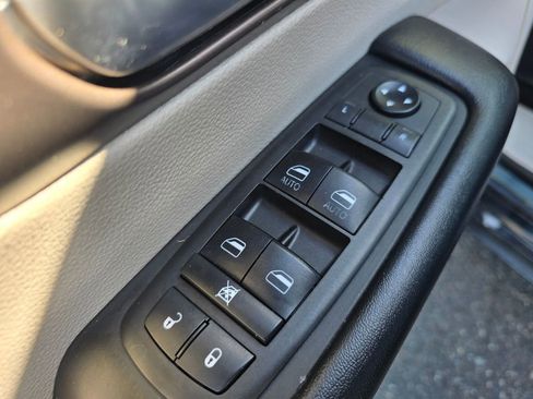 Used 2019 Chrysler Pacifica Touring Plus FWD image 22