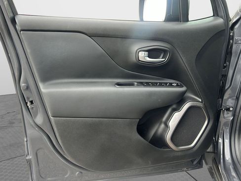 Used 2022 Jeep Renegade Latitude AWD/4WD image 17
