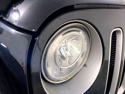 Used 2017 Jeep Wrangler Unlimited Sahara w/ Connectivity Group image 28