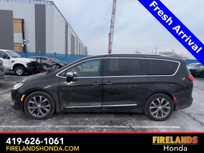 Used 2020 Chrysler Pacifica Limited w/ Tire & Wheel Group