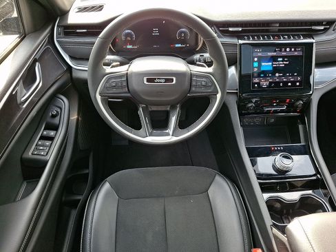 Certified 2023 Jeep Grand Cherokee Altitude AWD/4WD image 11