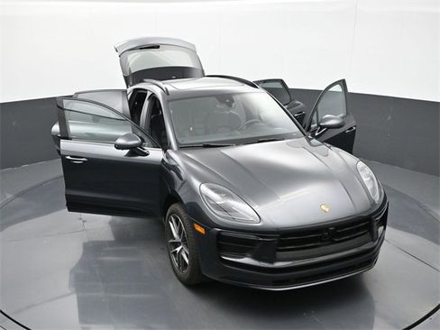 Used 2025 Porsche Macan image 30