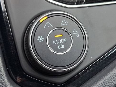 Used 2025 Volkswagen Taos SE image 25