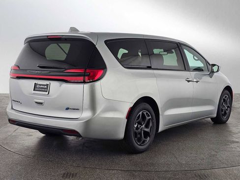 Used 2022 Chrysler Pacifica Touring-L w/ S Appearance Package FWD image 3