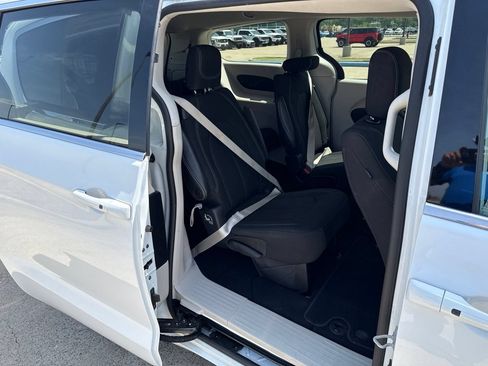 Used 2023 Chrysler Voyager LX FWD image 13