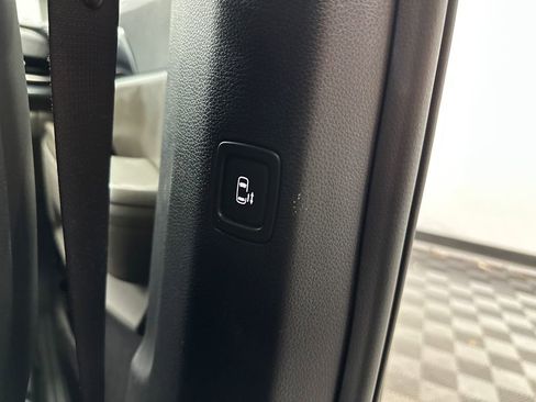 Used 2025 Kia Carnival FWD image 17