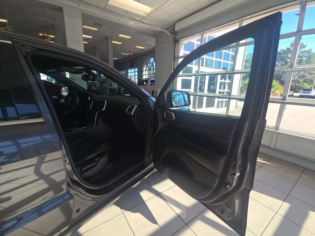 Used 2015 Jeep Grand Cherokee Altitude RWD image 13