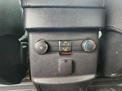 Used 2018 Ford Explorer XLT AWD/4WD image 16