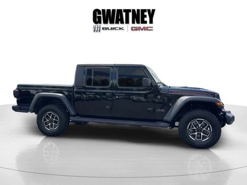 Used 2025 Jeep Gladiator Rubicon w/ Convenience Group AWD/4WD image 4