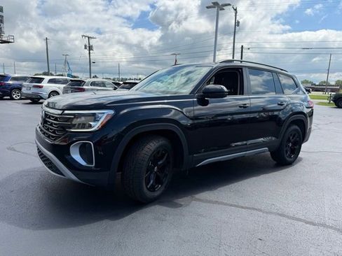 Used 2025 Volkswagen Atlas Peak Edition SE image 3