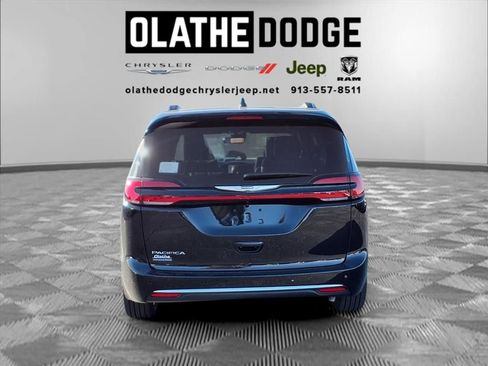 New 2026 Chrysler Pacifica Pinnacle image 30