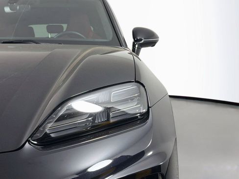 Certified 2025 Porsche Macan Turbo Electric AWD/4WD image 15