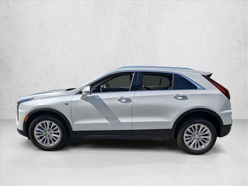 Used 2024 Cadillac XT4 Luxury w/ Cold Weather Package FWD image 5