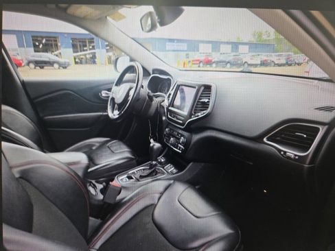Used 2020 Jeep Cherokee Trailhawk w/ Cold Weather Group AWD/4WD image 12
