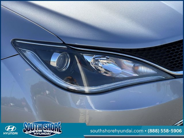 Used 2018 Chrysler Pacifica Touring-L FWD image 10
