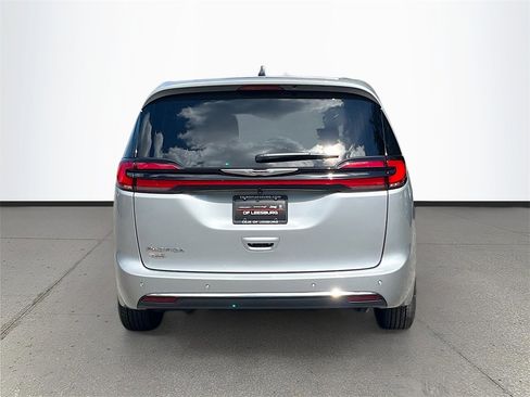 New 2026 Chrysler Pacifica Select image 6