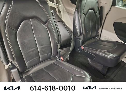 Used 2022 Chrysler Pacifica Touring-L image 19