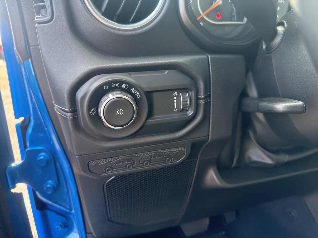 Used 2025 Jeep Wrangler Unlimited Sahara w/ Safety Group AWD/4WD image 20