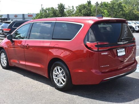 Used 2025 Chrysler Pacifica Select FWD image 8