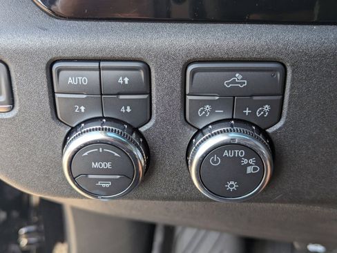 Used 2025 GMC Sierra 1500 SLE image 26