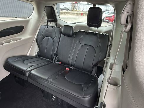 Used 2023 Chrysler Pacifica Touring-L FWD image 14