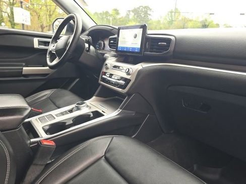 Used 2022 Ford Explorer XLT w/ Equipment Group 202A image 22