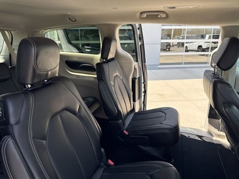 Used 2024 Chrysler Pacifica Touring-L FWD image 38