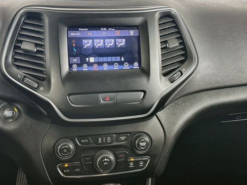 Used 2019 Jeep Cherokee Latitude Plus AWD/4WD image 22