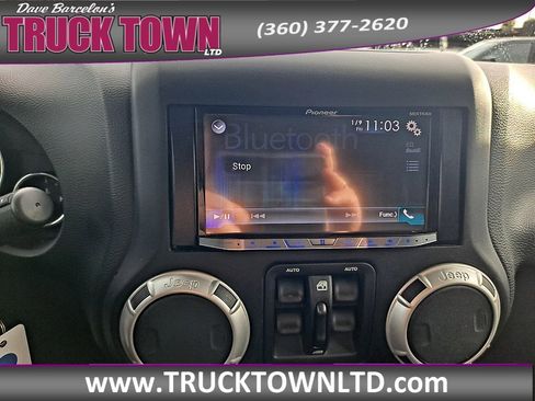 Used 2017 Jeep Wrangler Unlimited Sahara w/ Connectivity Group image 19