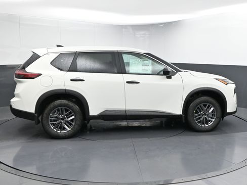 Used 2025 Nissan Rogue S image 9