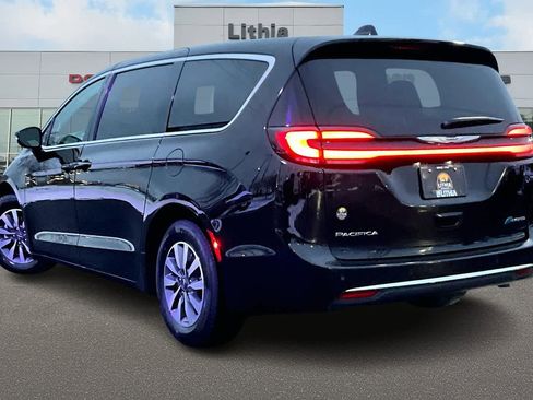 Used 2024 Chrysler Pacifica Select image 4