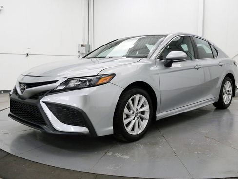 Used 2024 Toyota Camry SE FWD image 3