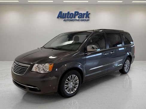 Used 2016 Chrysler Town & Country Touring-L image 3