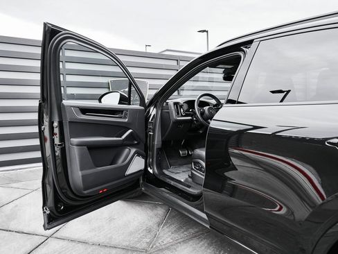 Used 2026 Porsche Cayenne Turbo AWD/4WD image 32