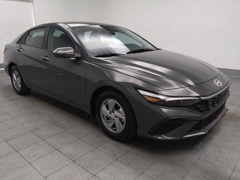 Used 2025 Hyundai Elantra SE FWD image 11