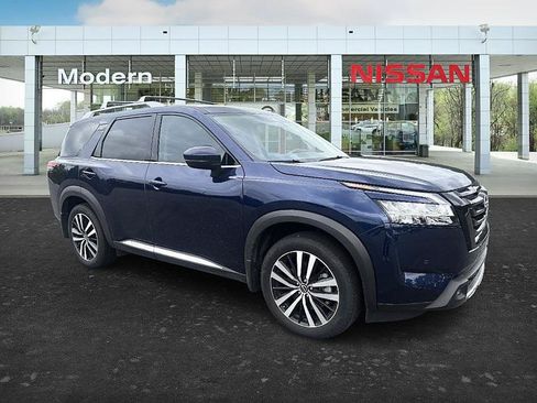 Certified 2024 Nissan Pathfinder Platinum w/ Black Appearance Package AWD/4WD image 7