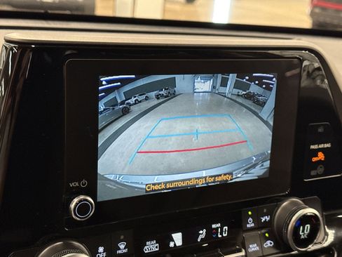 Used 2025 Toyota Highlander LE FWD image 20
