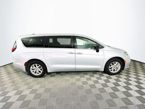 Used 2024 Chrysler Pacifica Touring-L FWD image 12
