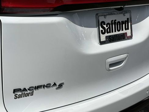 New 2026 Chrysler Pacifica Limited w/ Uconnect Theater Family Group FWD image 11